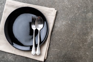 boş tabak kaşık çatal ve bıçak