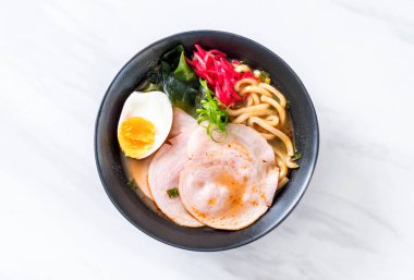Baharatlı miso udon ramen noodle domuz eti ile