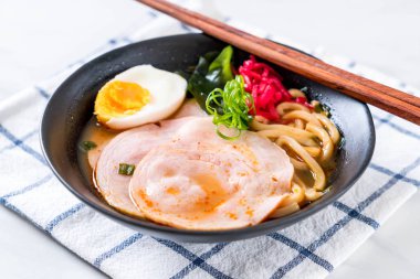 Baharatlı miso udon ramen noodle domuz eti ile