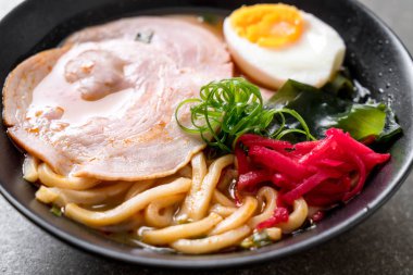 Baharatlı miso udon ramen noodle domuz eti ile