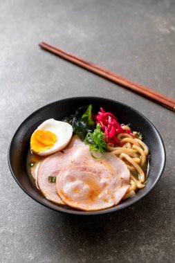 Baharatlı miso udon ramen noodle domuz eti ile