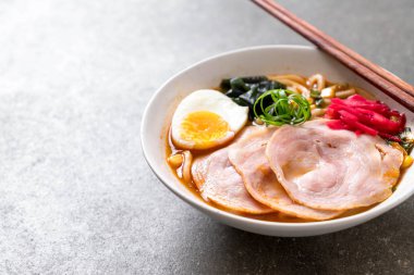 Baharatlı miso udon ramen noodle domuz eti ile