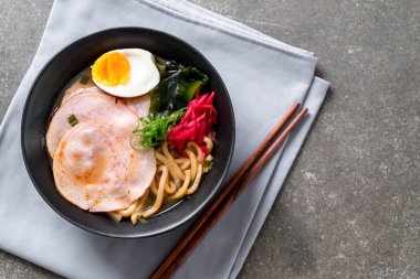 Baharatlı miso udon ramen noodle domuz eti ile