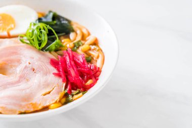 Baharatlı miso udon ramen noodle domuz eti ile