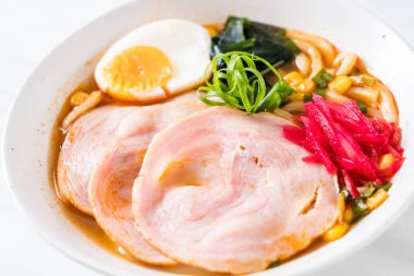 Baharatlı miso udon ramen noodle domuz eti ile