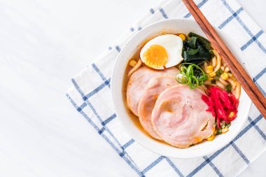 Baharatlı miso udon ramen noodle domuz eti ile
