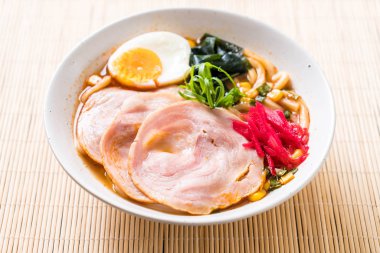 Baharatlı miso udon ramen noodle domuz eti ile