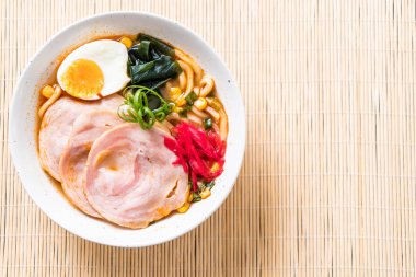 Baharatlı miso udon ramen noodle domuz eti ile