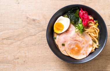 Baharatlı miso udon ramen noodle domuz eti ile