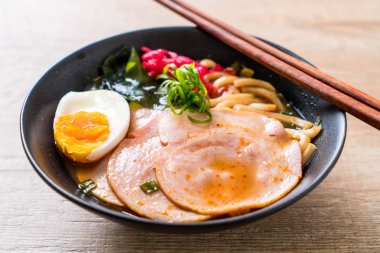 Baharatlı miso udon ramen noodle domuz eti ile