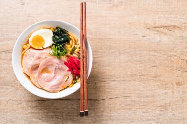 Baharatlı miso udon ramen noodle domuz eti ile