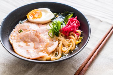 Baharatlı miso udon ramen noodle domuz eti ile