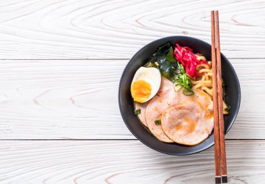 Baharatlı miso udon ramen noodle domuz eti ile