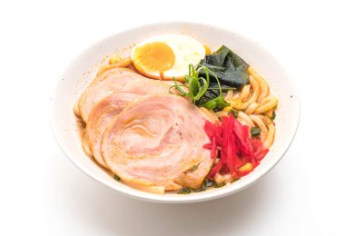 Baharatlı miso udon ramen noodle domuz eti ile