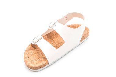 Beyaz arka plan üzerinde unisex deri sandalet