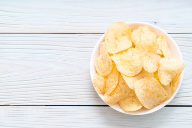 patates cipsi plaka üzerinde