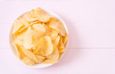 patates cipsi plaka üzerinde