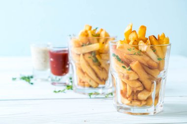 Soslu patates kızartması.