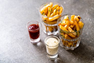 Soslu patates kızartması.