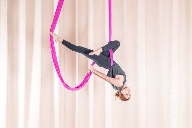 Asyalı kadın fitness salonu sinek yoga elemanları ile eğitim