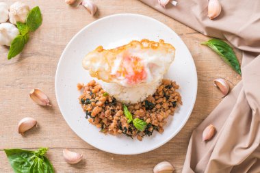 fesleğen pilav ve kızarmış yumurta ile tavada kızartılmış domuz eti