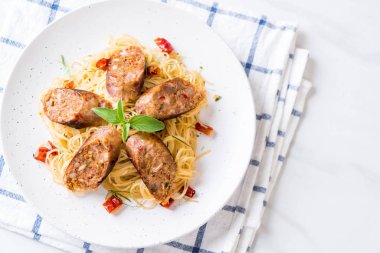 Sai Aua (Notrhern Tay baharatlı sucuk ile tavada kızartılmış spagetti)
