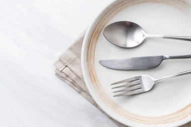 boş tabak kaşık çatal ve bıçak