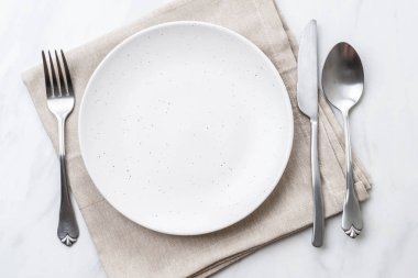 boş tabak kaşık çatal ve bıçak