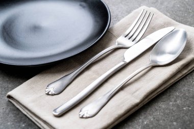 boş tabak kaşık çatal ve bıçak