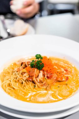  Kremalı Yengeç soslu spagetti