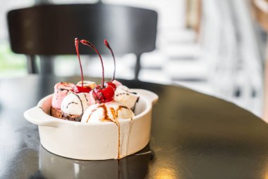 pişmiş hatmi ve dondurma ile çikolatalı kek