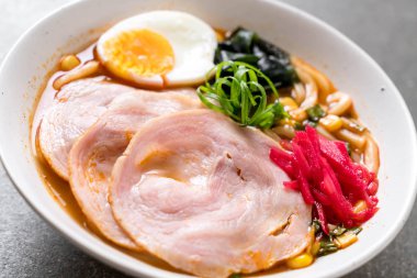 Baharatlı miso udon ramen noodle domuz eti ile