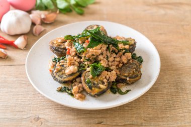 Tavada kızartılmış yüzyıl yumurta ve kutsal fesleğen yaprakları ile kıyılmış domuz eti