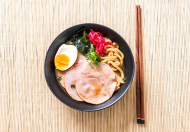 Baharatlı miso udon ramen noodle domuz eti ile