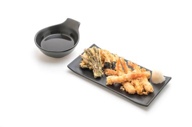 karides tempura (hırpalanmış kızarmış karides) beyaz arka plan üzerinde