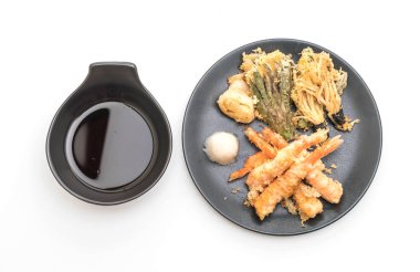 karides tempura (hırpalanmış kızarmış karides) beyaz arka plan üzerinde