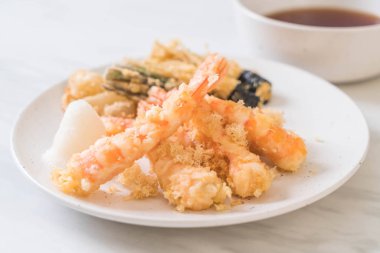 sebzeli karides tempura (hırpalanmış kızarmış karides)