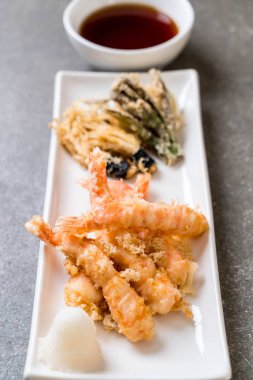 sebzeli karides tempura (hırpalanmış kızarmış karides)