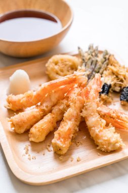 sebzeli karides tempura (hırpalanmış kızarmış karides)