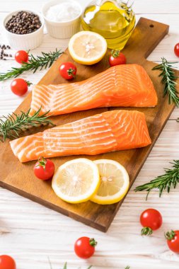 Limon domates Biberiye Biber ve tuz ile Çiğ somon fileto 