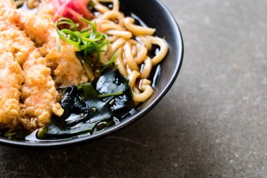 Udon ramen noodle ile karides tempura 