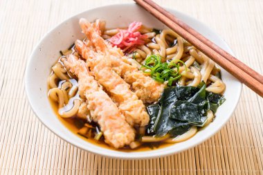Udon ramen noodle ile karides tempura 