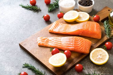 Limon domates Biberiye Biber ve tuz ile Çiğ somon fileto 