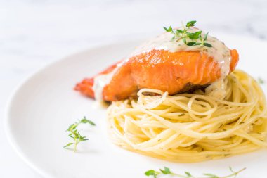 Kızarmış som balığı spagetti