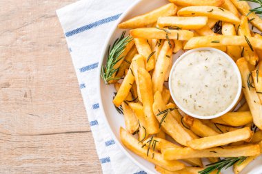 Soslu patates kızartması.