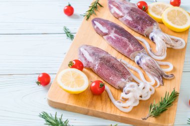 taze ahtapot veya mürekkep ahşap tahta üzerinde ham