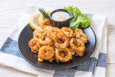 Kızarmış squids ve soslu ahtapot (kalamar)
