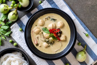 Balık topu ile yeşil köri