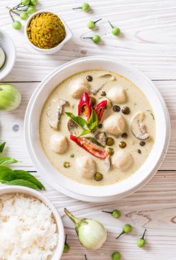 Balık topu ile yeşil köri