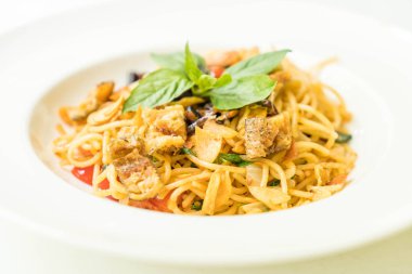 Tavada kızartılmış spagetti ve kurutulmuş gurami